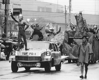 Illustration for article titled Behind-the-scenes Godzilla photos were charming, absolutely ridiculous